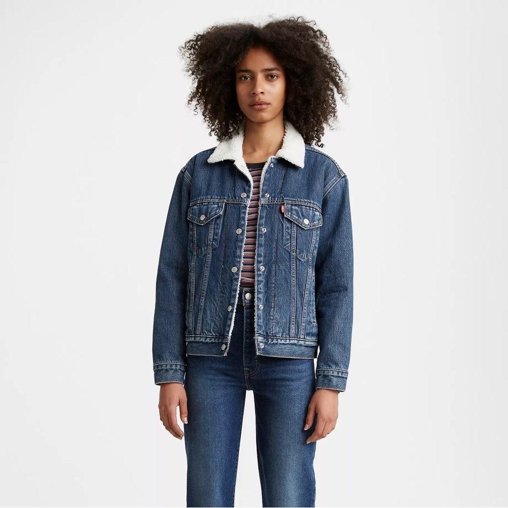 NWT Levi’s sherpa trucker jacket medium wash